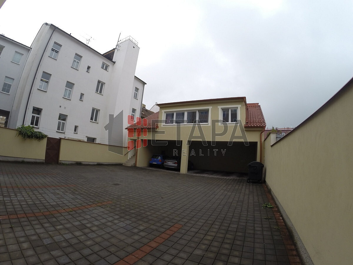 Pronájem zabezpečeného krytého parkovacího stání ve skuherského ul. v českých budějovicích — photo 5