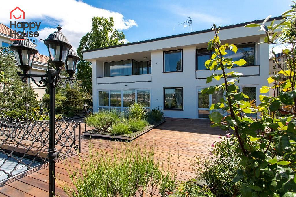 Pronájem domu 240 m² s pozemkem 820 m²