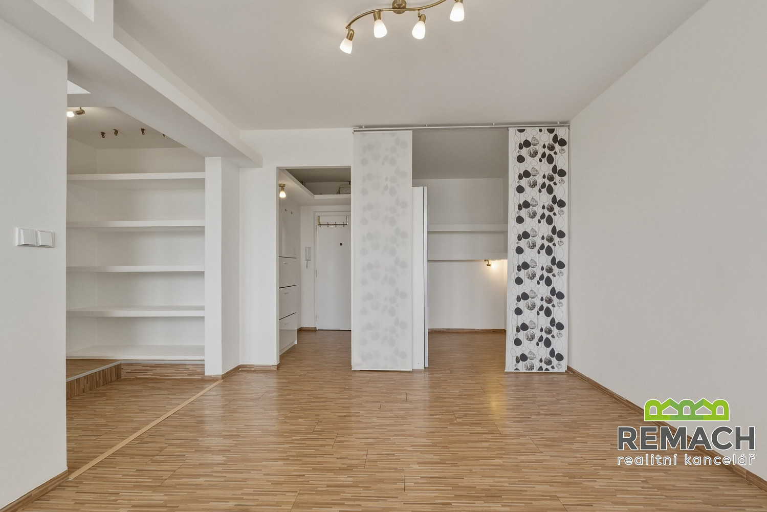 Pronájem bytu 1+kk 33 m² – fotografie 3