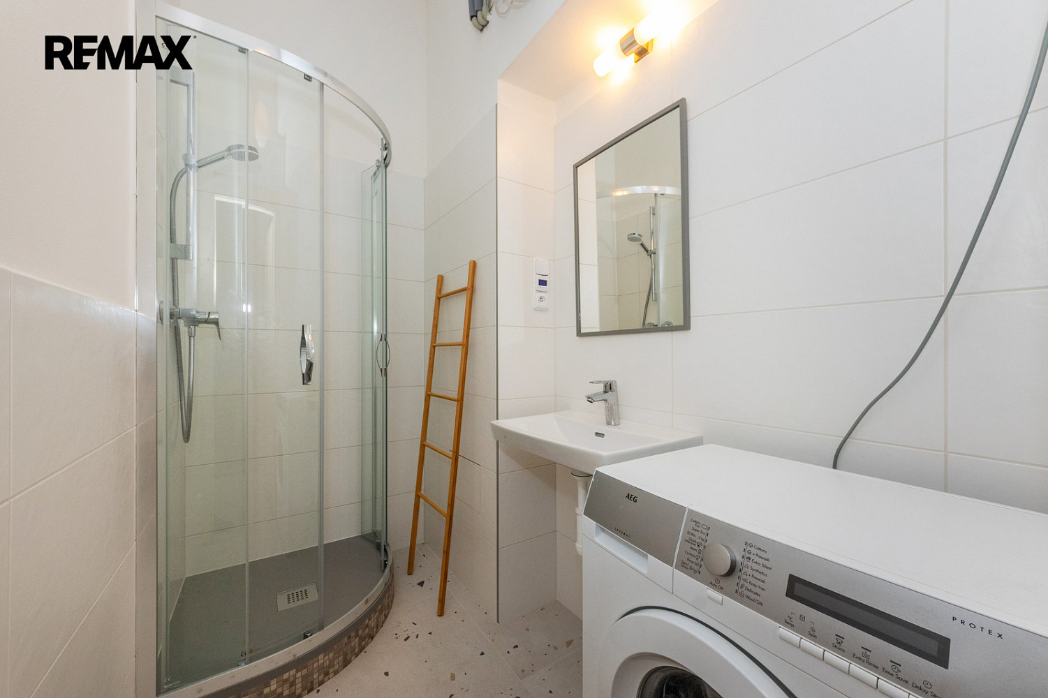 Pronájem bytu 2+kk 44 m² — photo 2