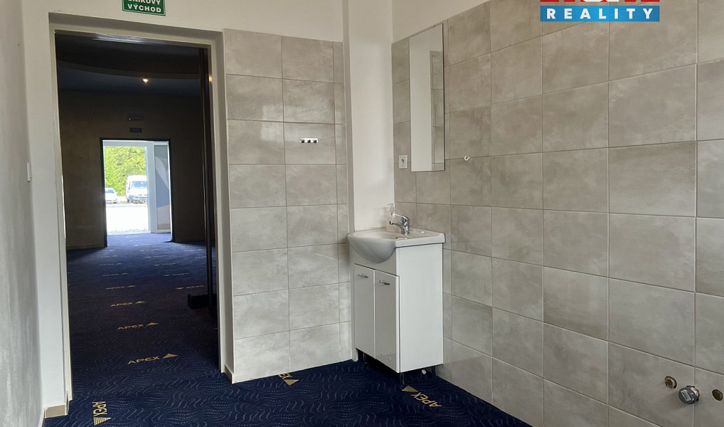 Pronájem obchodních prostor 160 m², Hora Svatého Šebestiána – náhled fotky 4