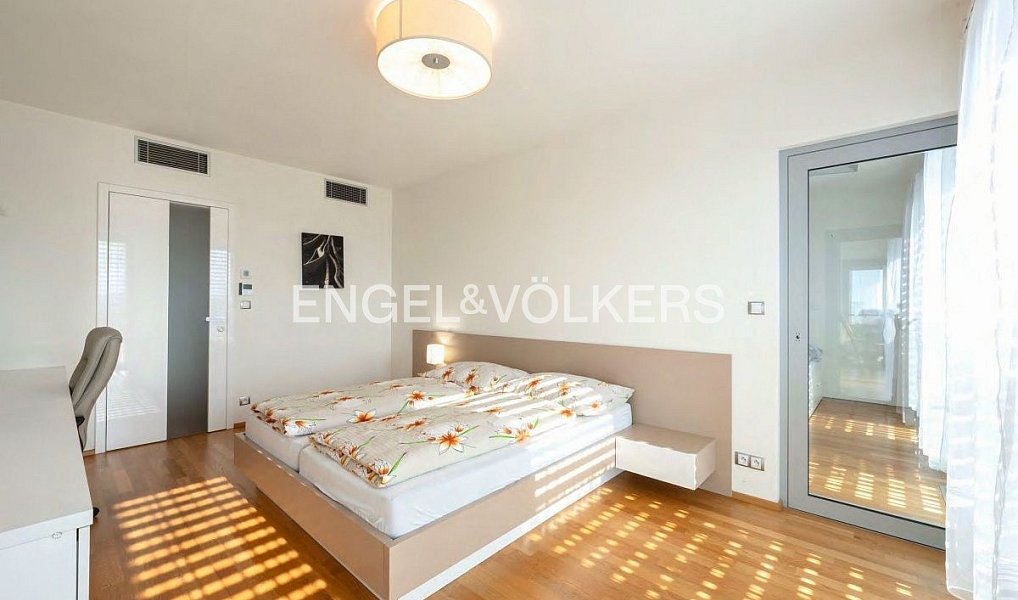 Pronájem bytu 4+kk 132 m², Praha – náhled fotky 9