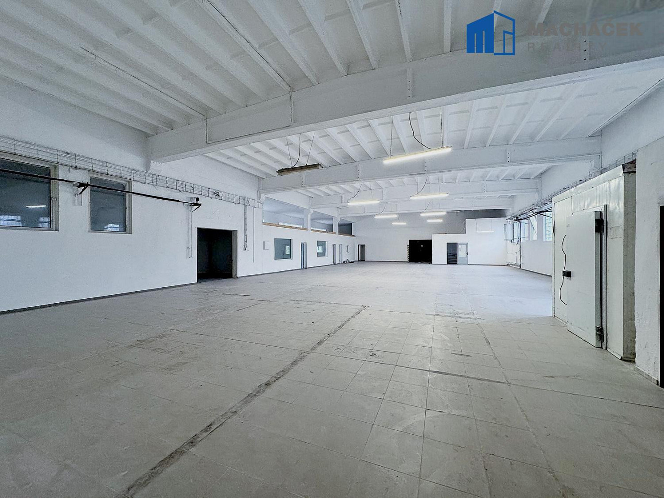 Prodej skladovacích prostor 892 m²
