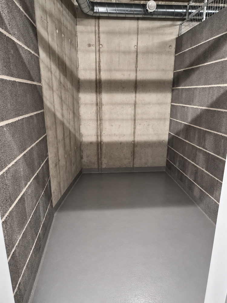 Pronájem skladu 5,3 m² – Rezidence Hagibor | Příjezd autem až do garáží, 24/7