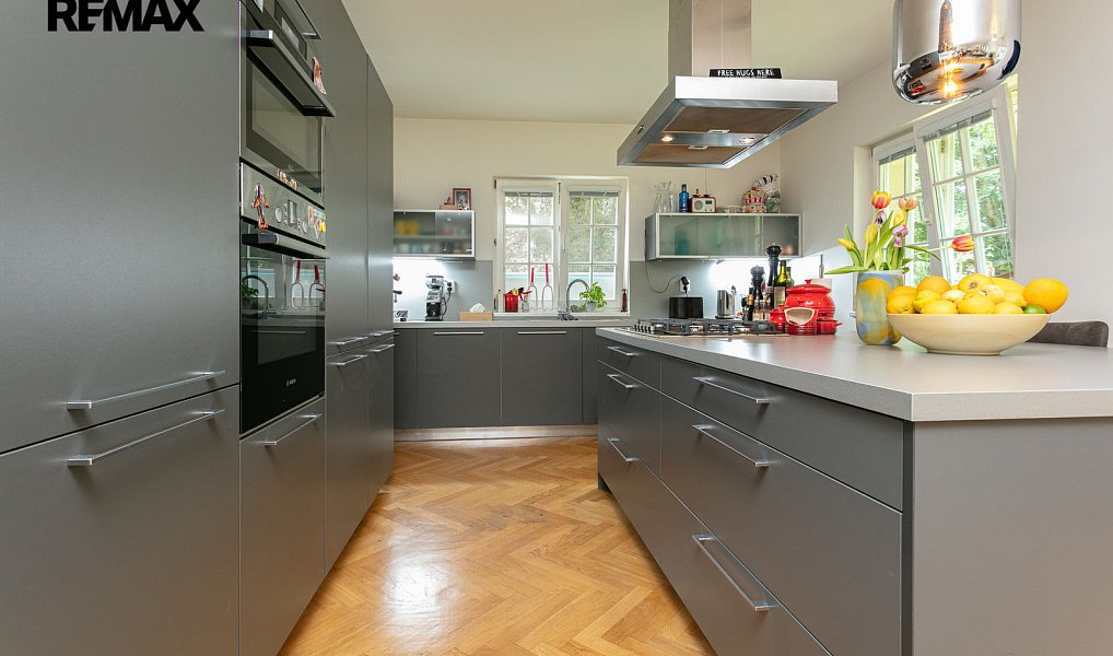 Pronájem domu 302 m² s pozemkem 737 m², Praha – náhled fotky 2