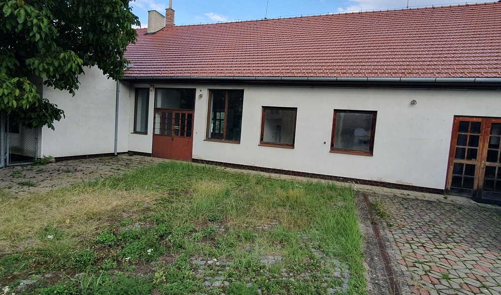 Prodej obchodních prostor 350 m², Strážnice – fotka 1 z 12