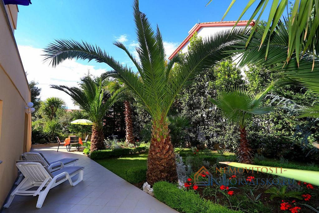 Prodej domu 386 m² s pozemkem 586 m² - View 3