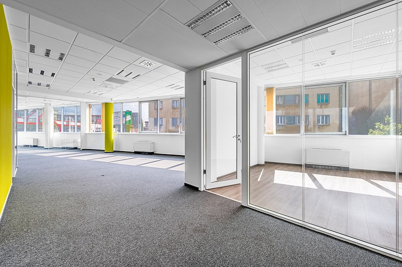 Pronájem kanceláře 974 m² – fotografie 5