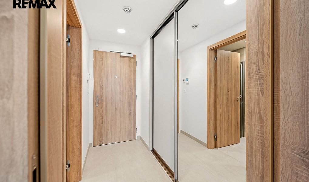 Pronájem bytu 1+kk 33 m², Praha – náhled fotky 16