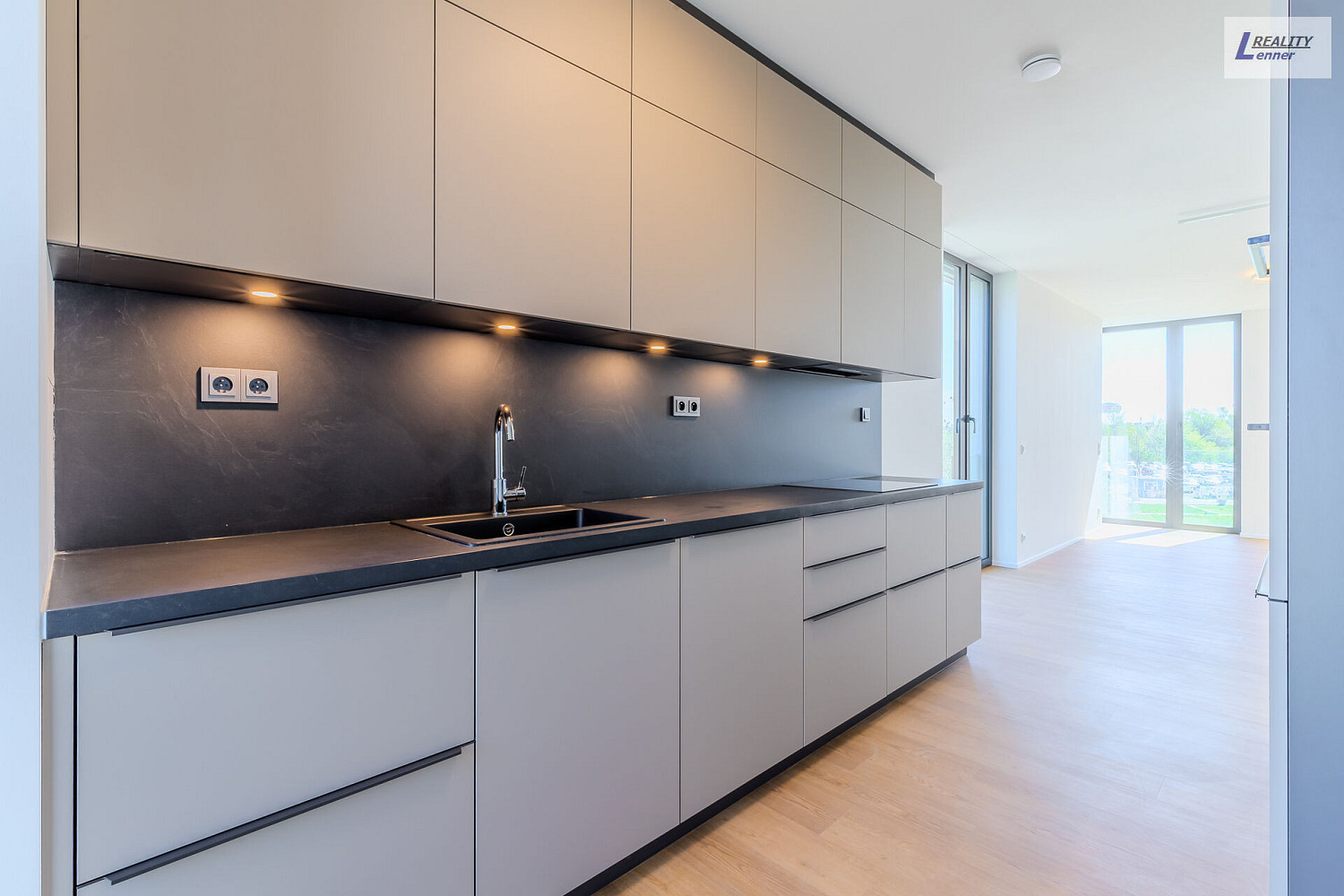 Pronájem bytu 2+kk 75 m² – fotografie 3