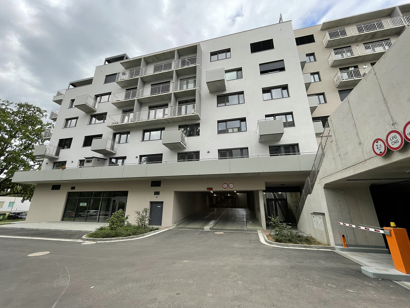 Pronájem - široké garážové/parkovací stání 18m2, parkovací dům prokopka, zelené předměstí, pardubice — photo 2