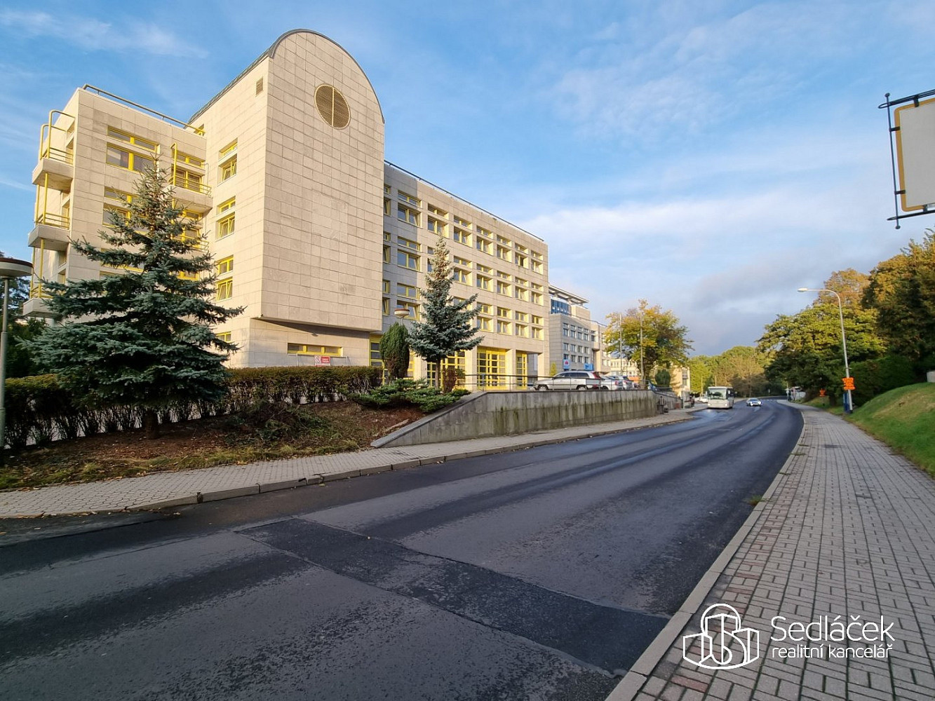 Pronájem obchodních prostor 350 m² – fotografie 2