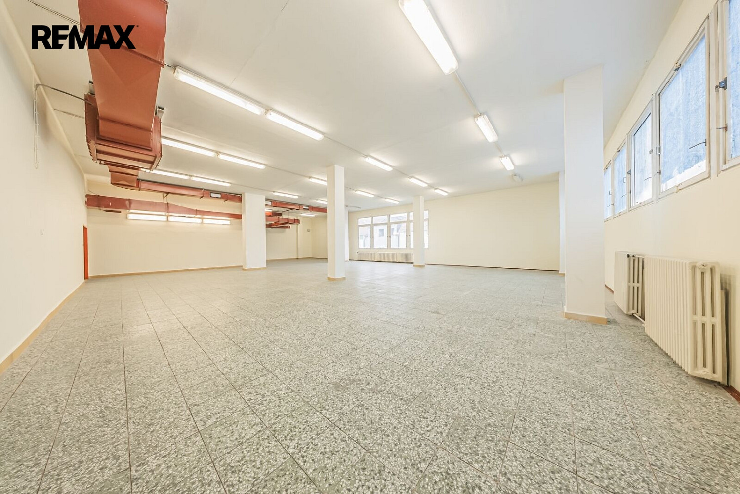 Pronájem obchodních prostor 460 m² – fotografie 2
