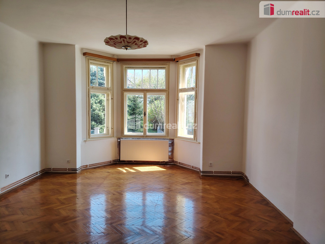 Pronájem prostorného bytu 3+1 o výměře 106m² s prosklenou verandou, ul. Purkyňova, Děčín