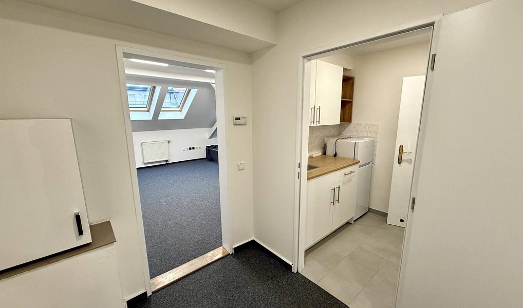 Pronájem kanceláře 77 m², Praha – náhled fotky 3