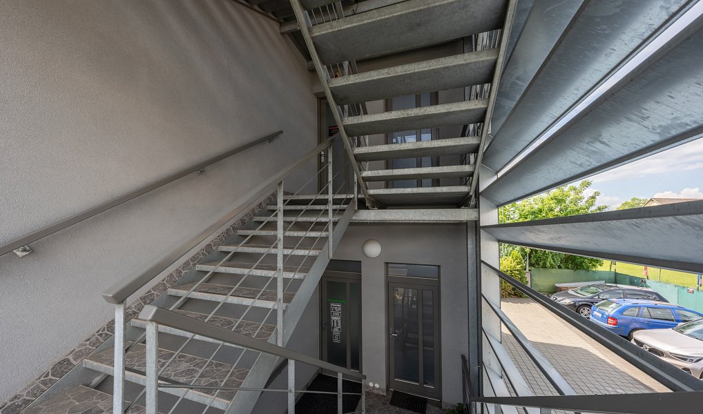 Prodej domu 340 m² s pozemkem 450 m², Jesenice – náhled fotky 33