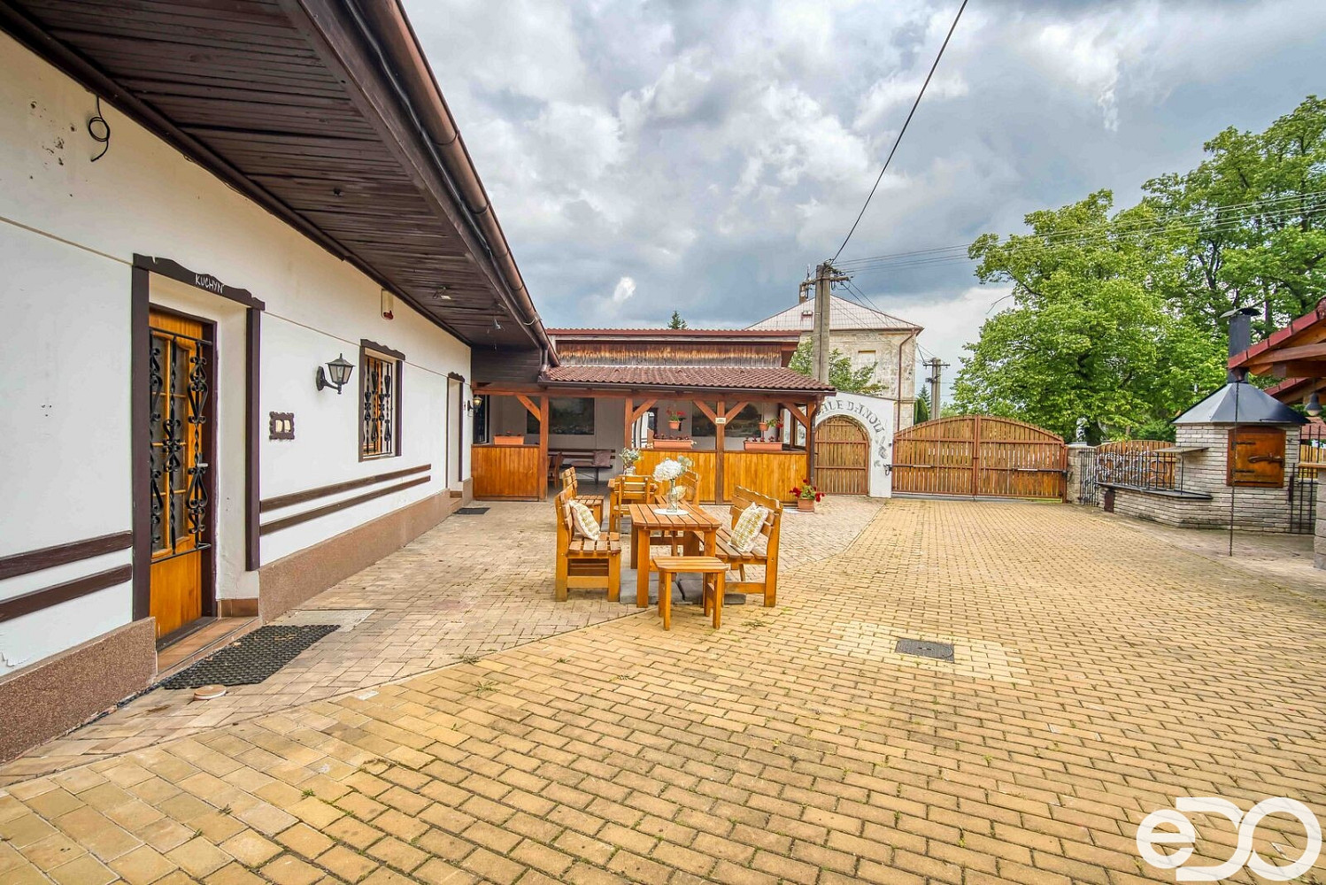 Stylová restaurace s letním barem a bydlením v Hradešíně – další