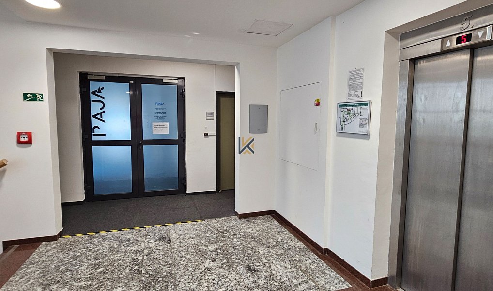 Pronájem kanceláře 322 m², Nupaky – náhled fotky 9