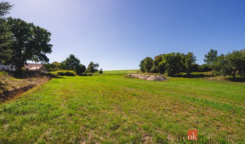 Prodej stavebního pozemku 7 544 m², Radnice – náhled fotky 2