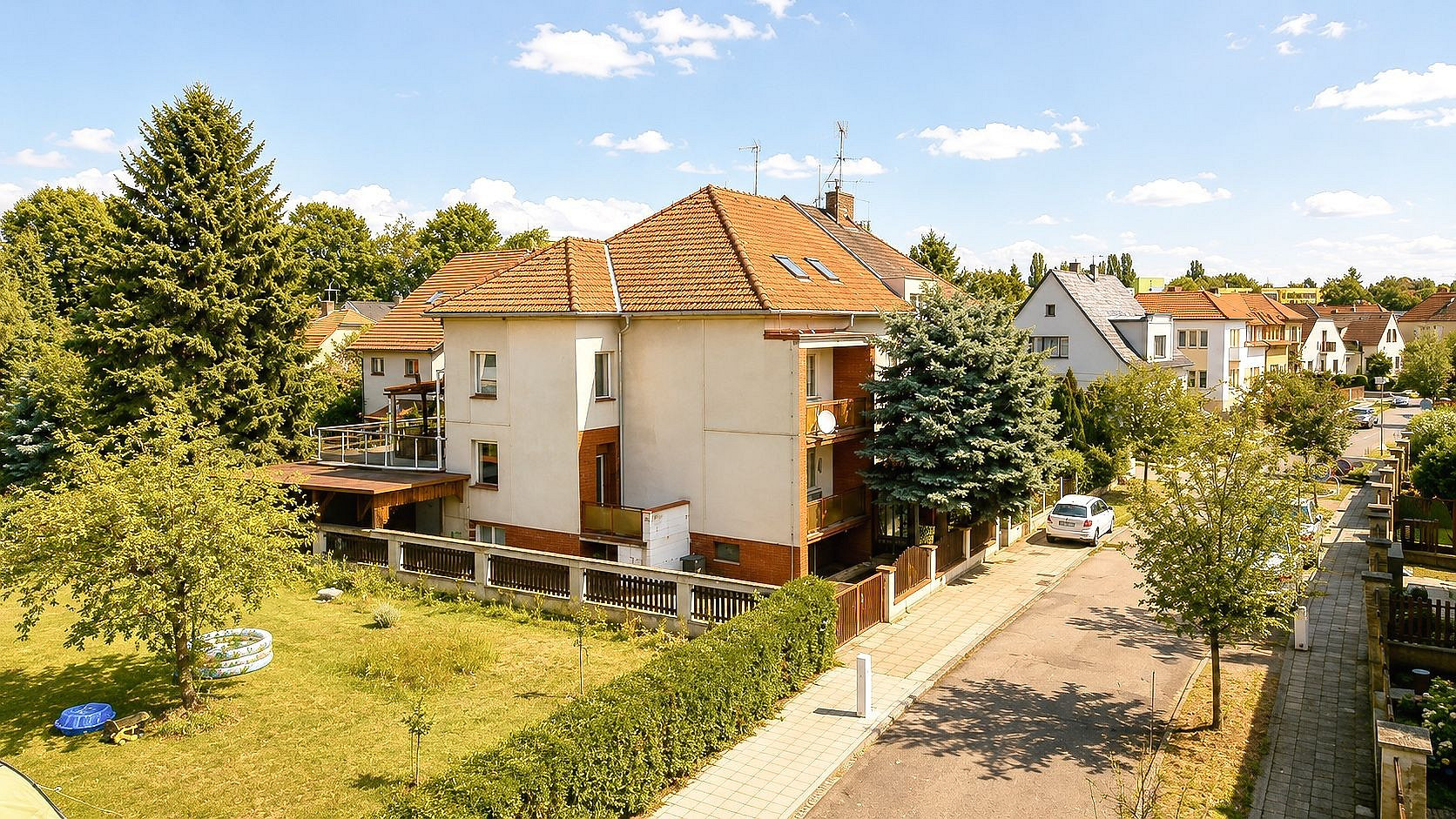 Prodej domu 246 m² s pozemkem 375 m² – fotografie 2
