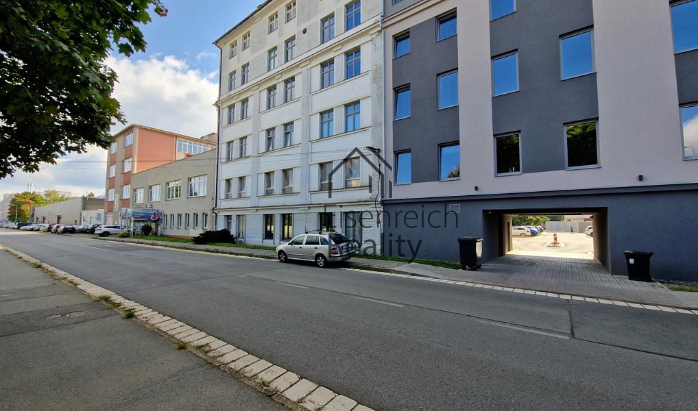 Pronájem kanceláře 250 m², Hradec Králové – fotka 1 z 17