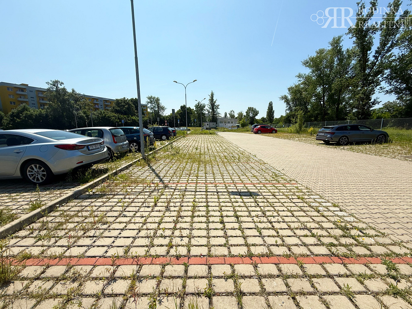 Prodej venkovního parkovacího stání v klidné části milovic — photo 4