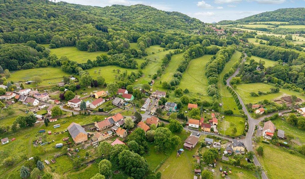 Prodej stavebního pozemku 1 516 m², Lukov – náhled fotky 8