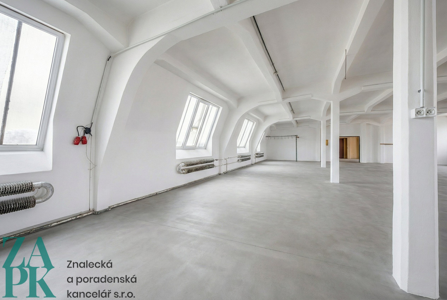 Pronájem kanceláře 303 m² – fotografie 2