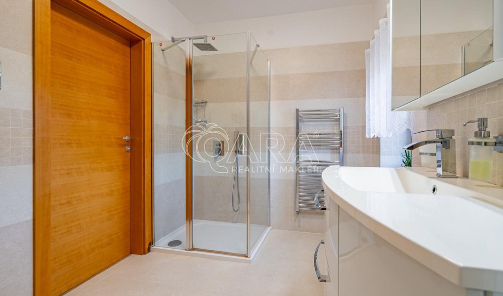 Prodej domu 320 m² s pozemkem 1 701 m², Mořina – náhled fotky 3