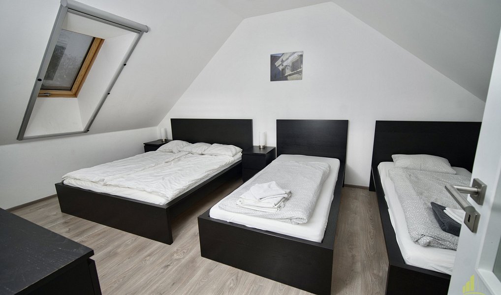 Prodej ubytovacího objektu 144 m², Hlohovec – náhled fotky 11