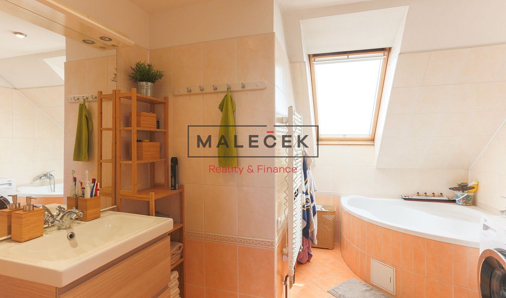 Prodej domu 325 m² s pozemkem 671 m², Nové Strašecí – náhled fotky 5