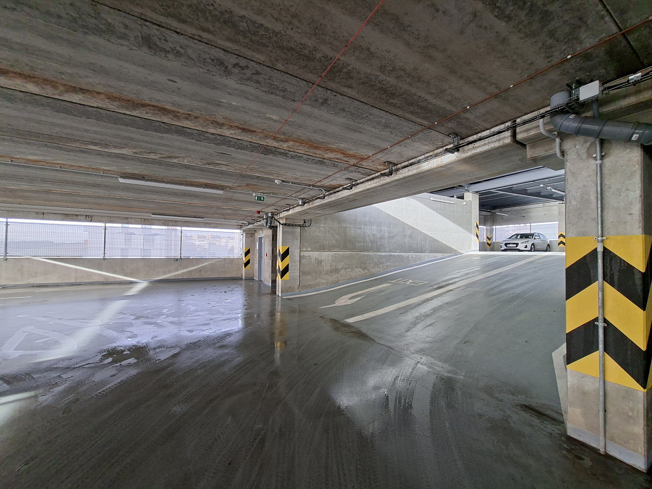 Pronájem krytého garážového stání 12,5m2, Praha 9 - ul. Bryksova – fotografie 4