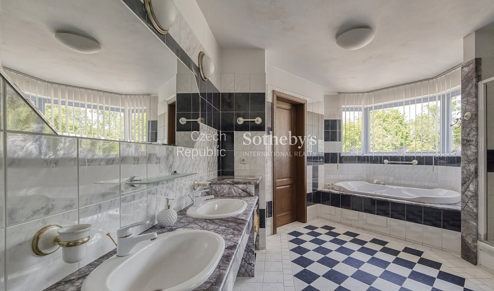 Prodej domu 609 m² s pozemkem 2 267 m², Vestec – náhled fotky 13