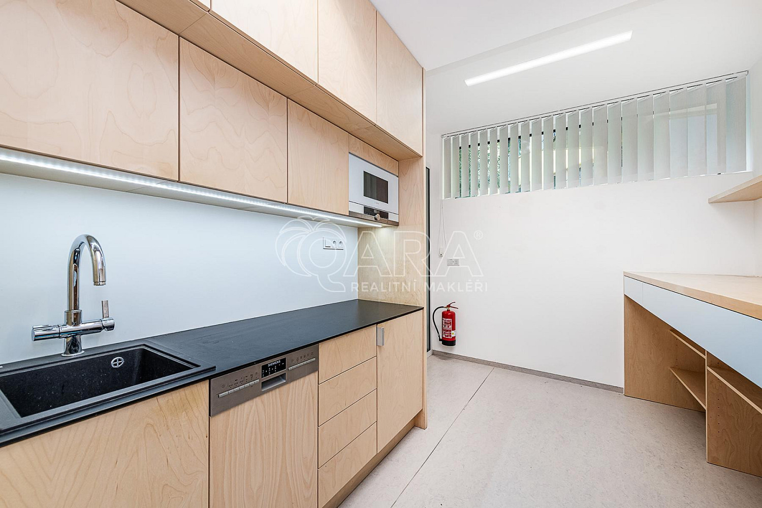 Pronájem kanceláře 240 m² – fotografie 3