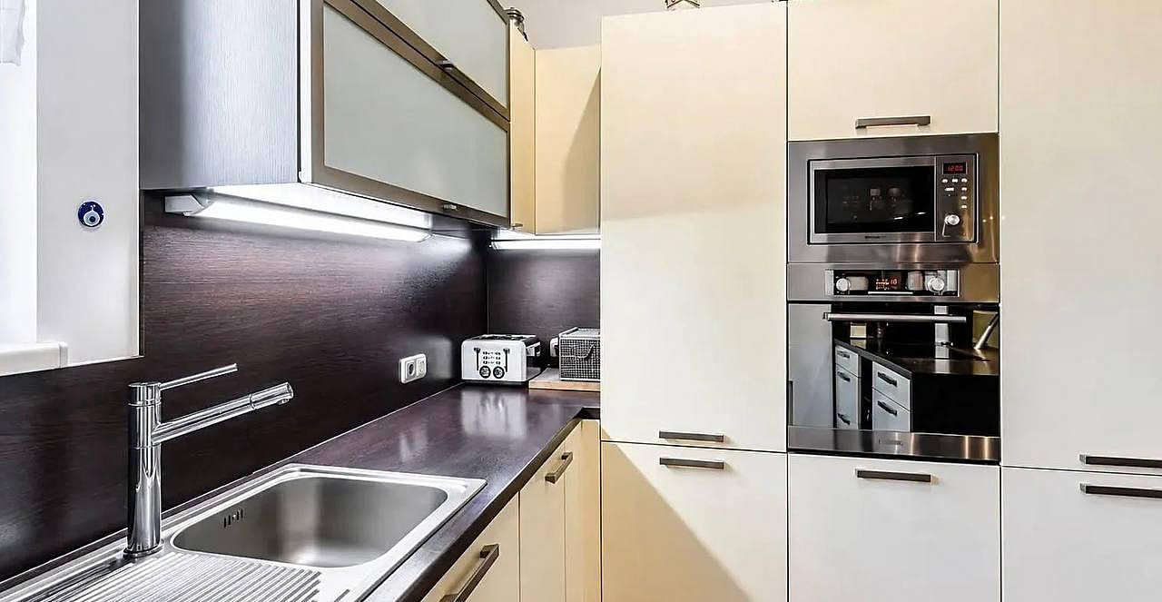 Pronájem domu 1 300 m² s pozemkem 1 022 m² – fotografie 2