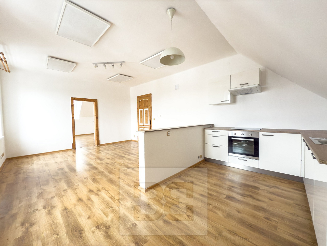 Pronájem bytu 3+kk 81 m² – pohled 2
