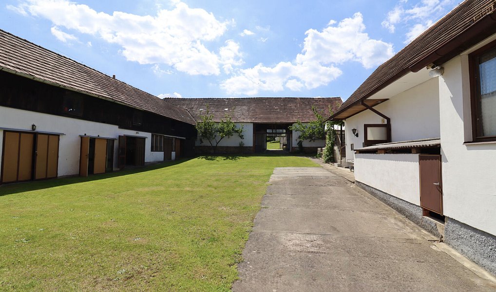 Prodej domu 171 m² s pozemkem 2 693 m², Strážkovice – náhled fotky 2