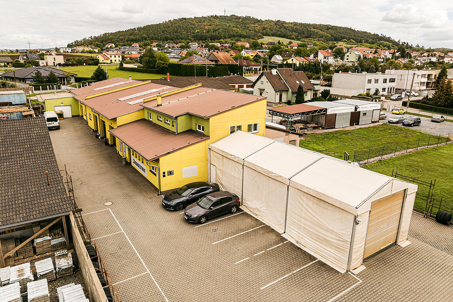 Pronájem komerčního objektu (jiného typu) 300 m²