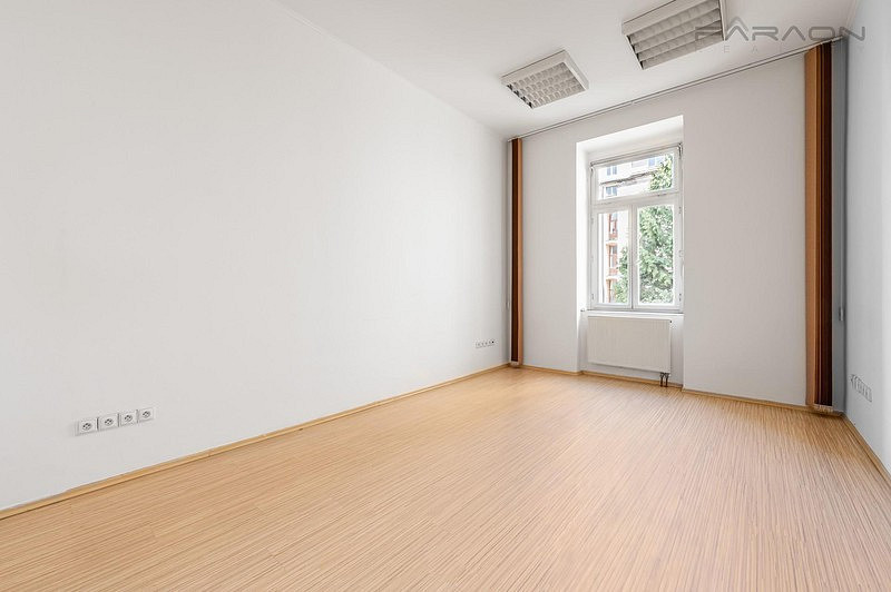 Pronájem kanceláře 100 m² – fotografie 3