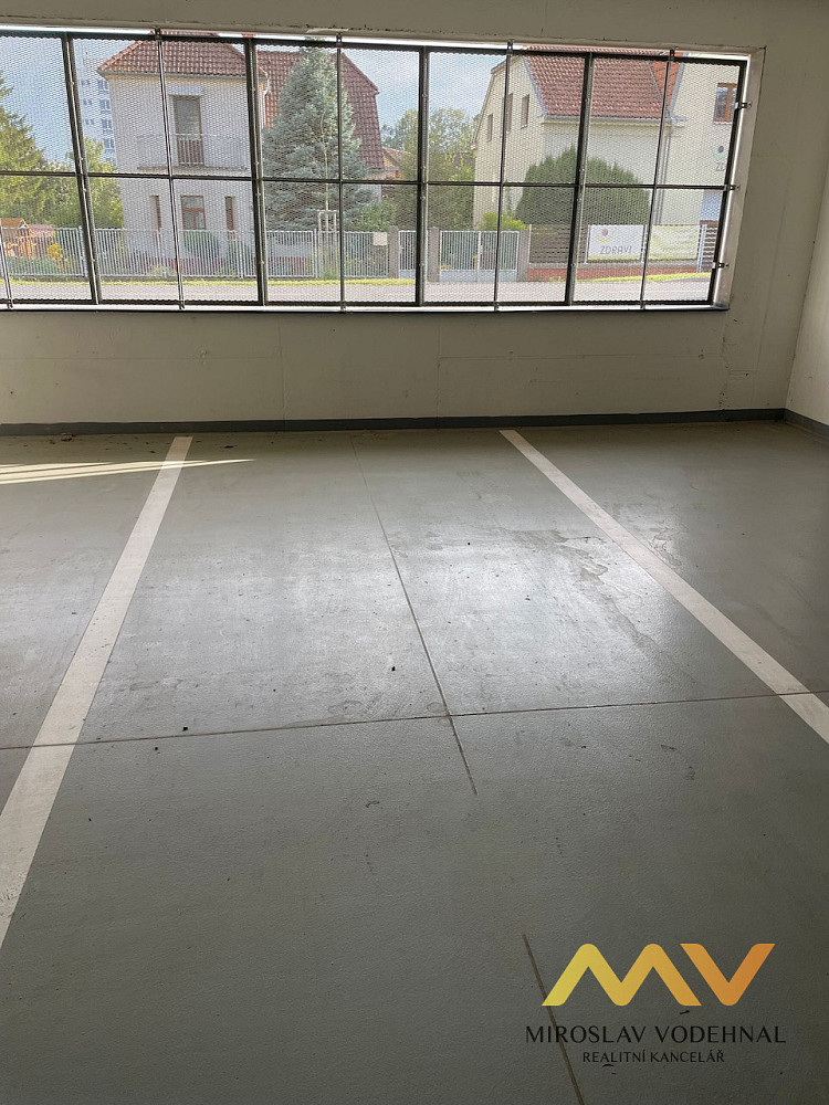 Pronájem garážového parkovacího stání, 12 m2 Hradec Králové, ul. Kubelíkova. – fotografie 2