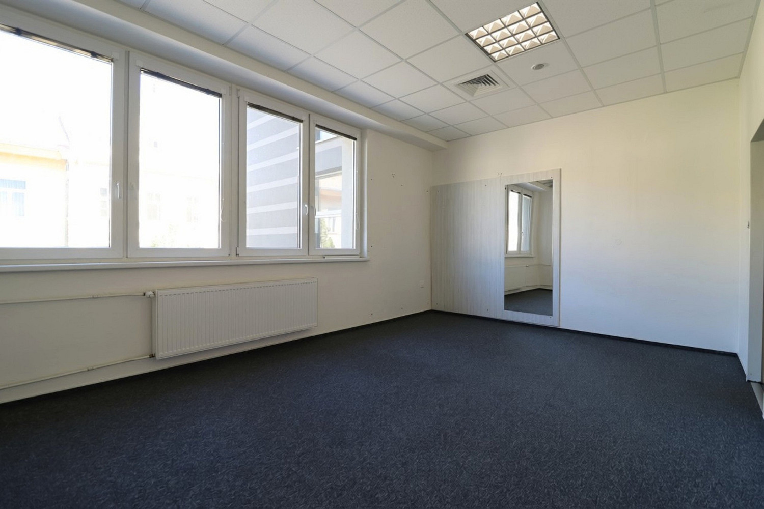 Pronájem kanceláře 100 m² – fotografie 2