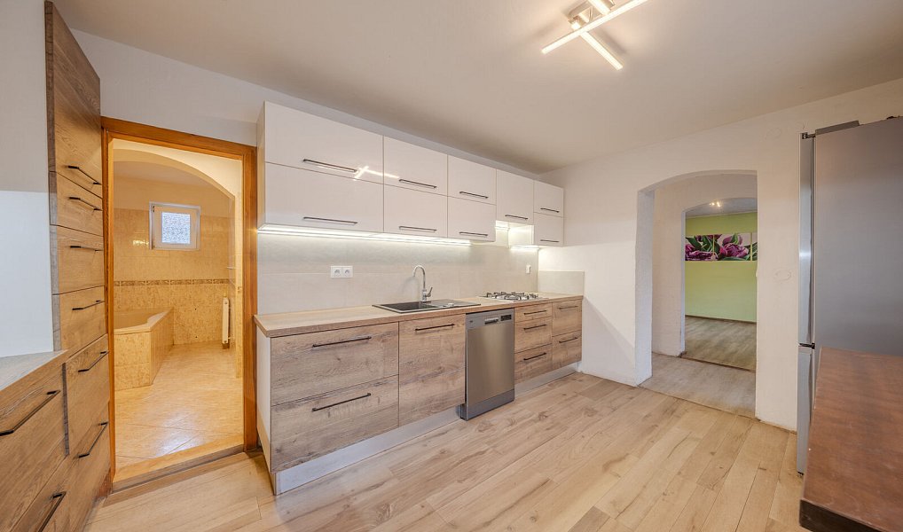 Prodej domu 182 m² s pozemkem 442 m², Komňa – náhled fotky 3