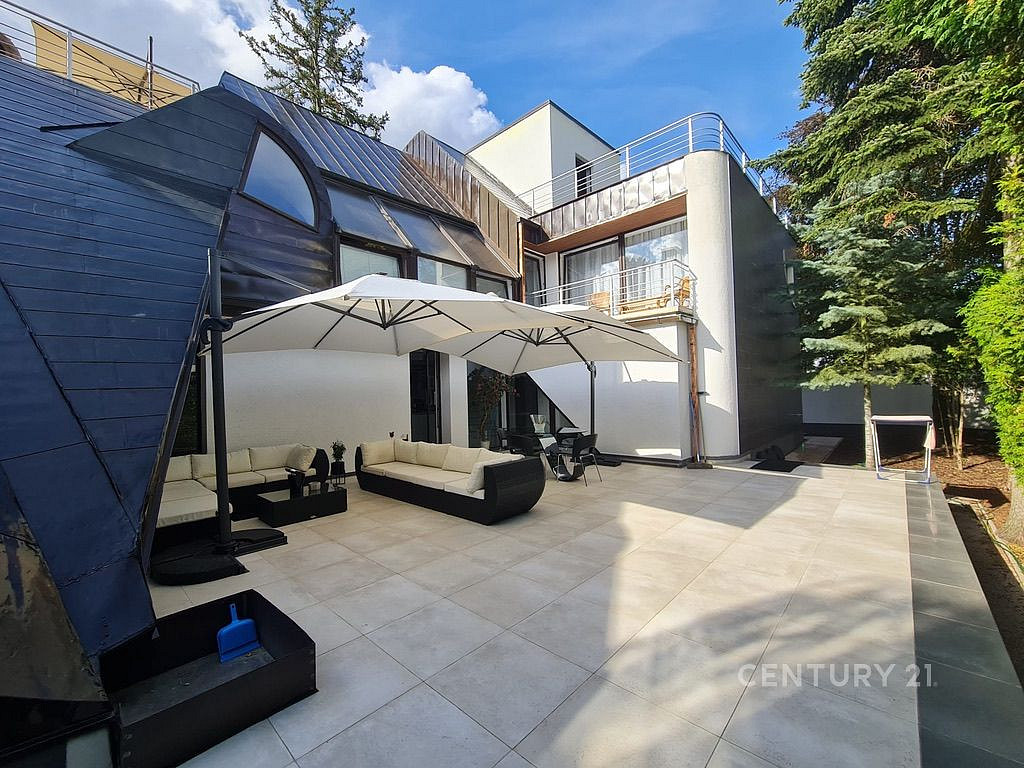 Prodej domu 972 m² s pozemkem 691 m²