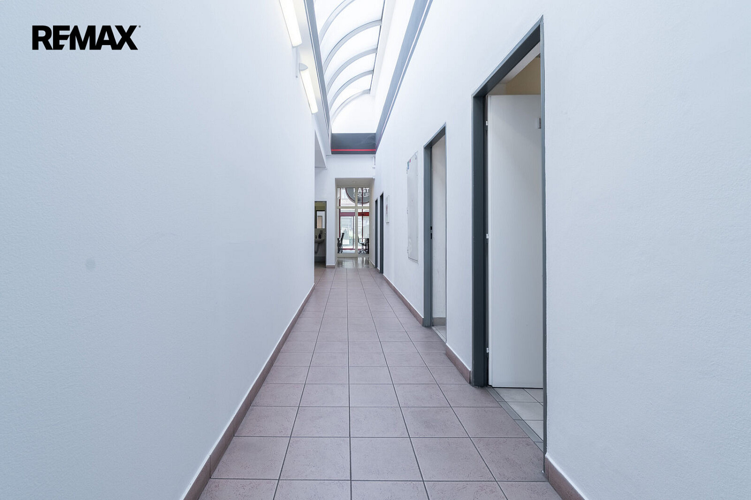 Pronájem kanceláře 250 m² – fotografie 5