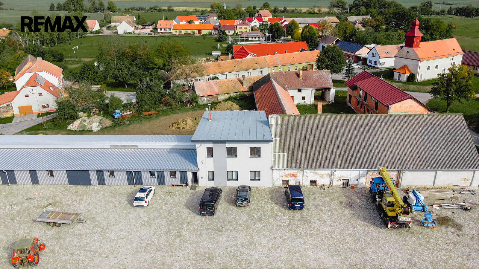 Nájem komerčních prostor až 2 patra v budově a střežený uzavřený areál – pohled 3
