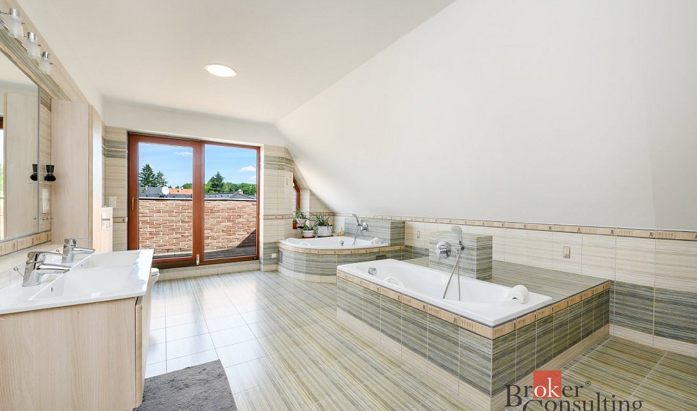 Prodej domu 372 m² s pozemkem 2 751 m², Štěnovice – náhled fotky 42