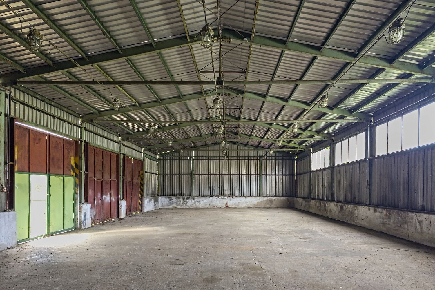 Pronájem skladovacích prostor 305 m²