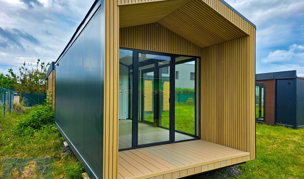 Modulový prefabrikovaný zateplený domek se sedlovou střechou a terasou, Zbuzany – náhled fotky 3