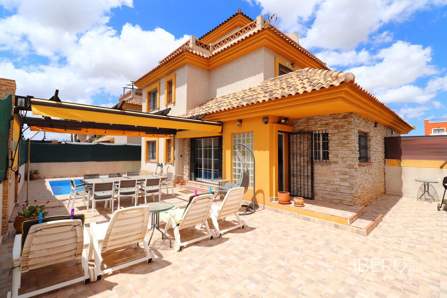 House, 100 m², land 182 m²