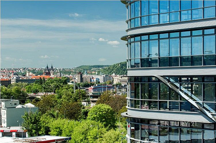 Pronájem kanceláře 728 m²